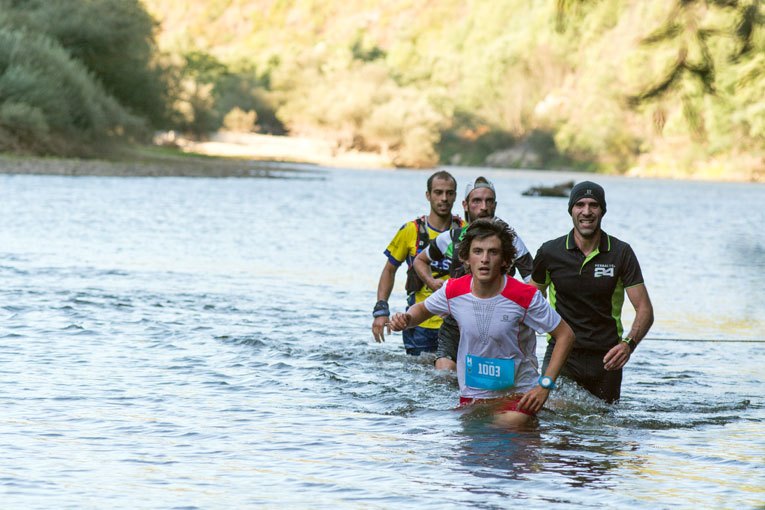 Romeu Goveia - vencedor dos 20km - a liderar o grupo da frente de corrida