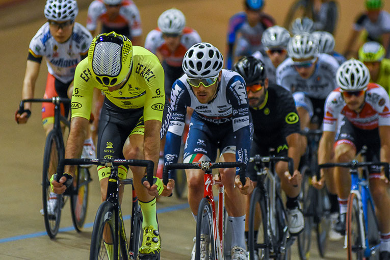 Ciclistas em Pista